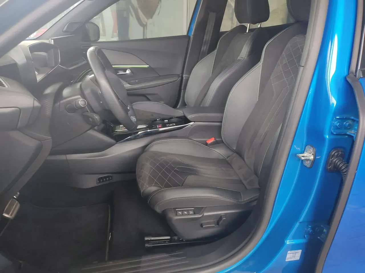 Peugeot E-2008 - Imagem 11