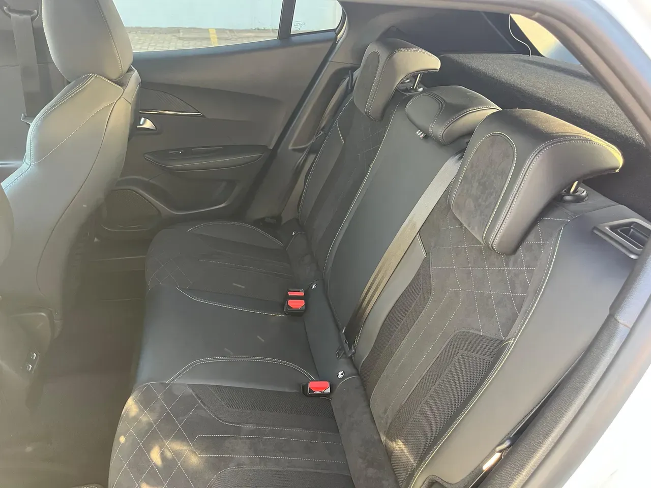 Peugeot E-208 - Imagem 8