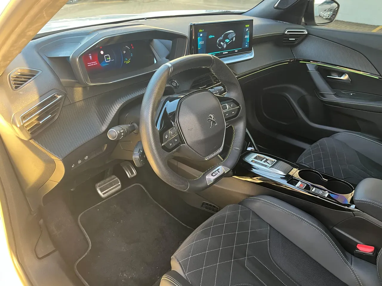 Peugeot E-208 - Imagem 16