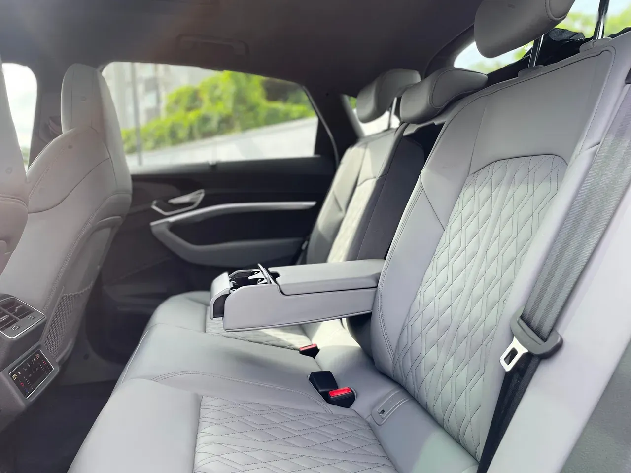 Audi Q8 Sportback E-tron - Imagem 10