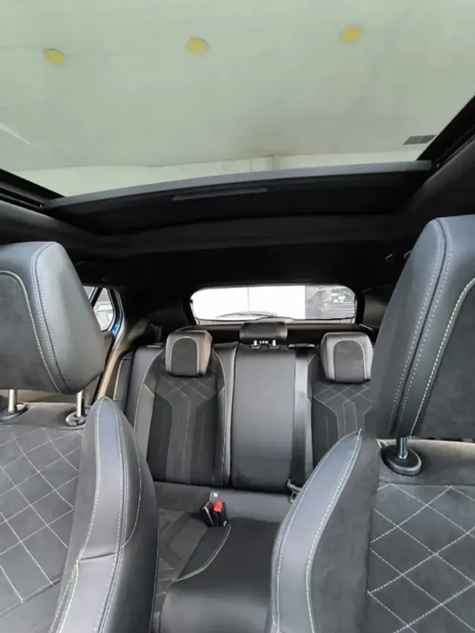 Peugeot E-2008 - Imagem 12