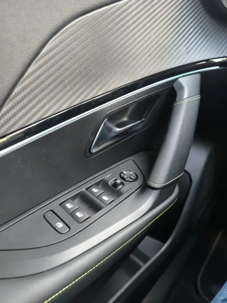 Peugeot E-2008 - Imagem 15