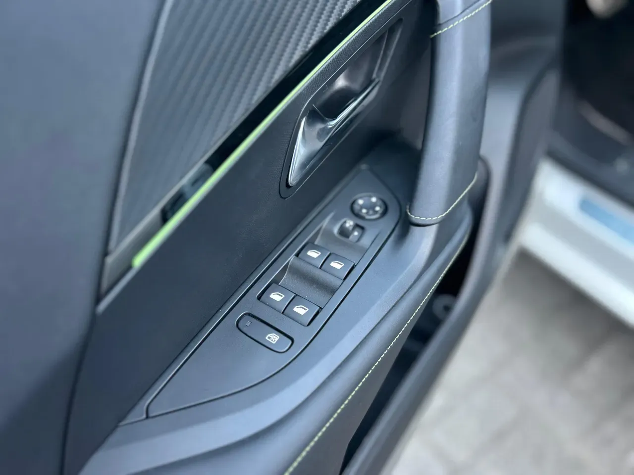 Peugeot E-208 - Imagem 12