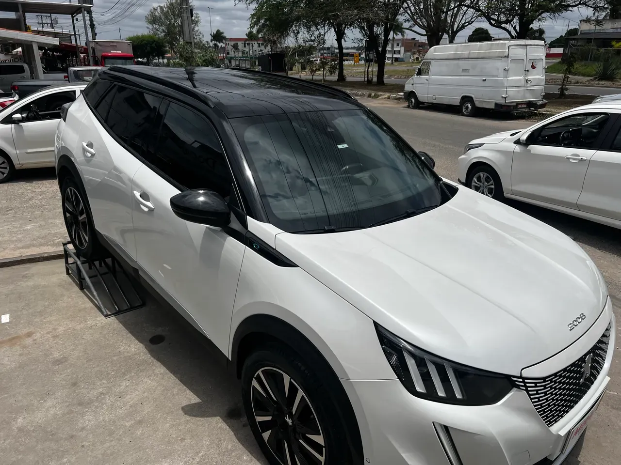 Peugeot E-2008 - Imagem 12