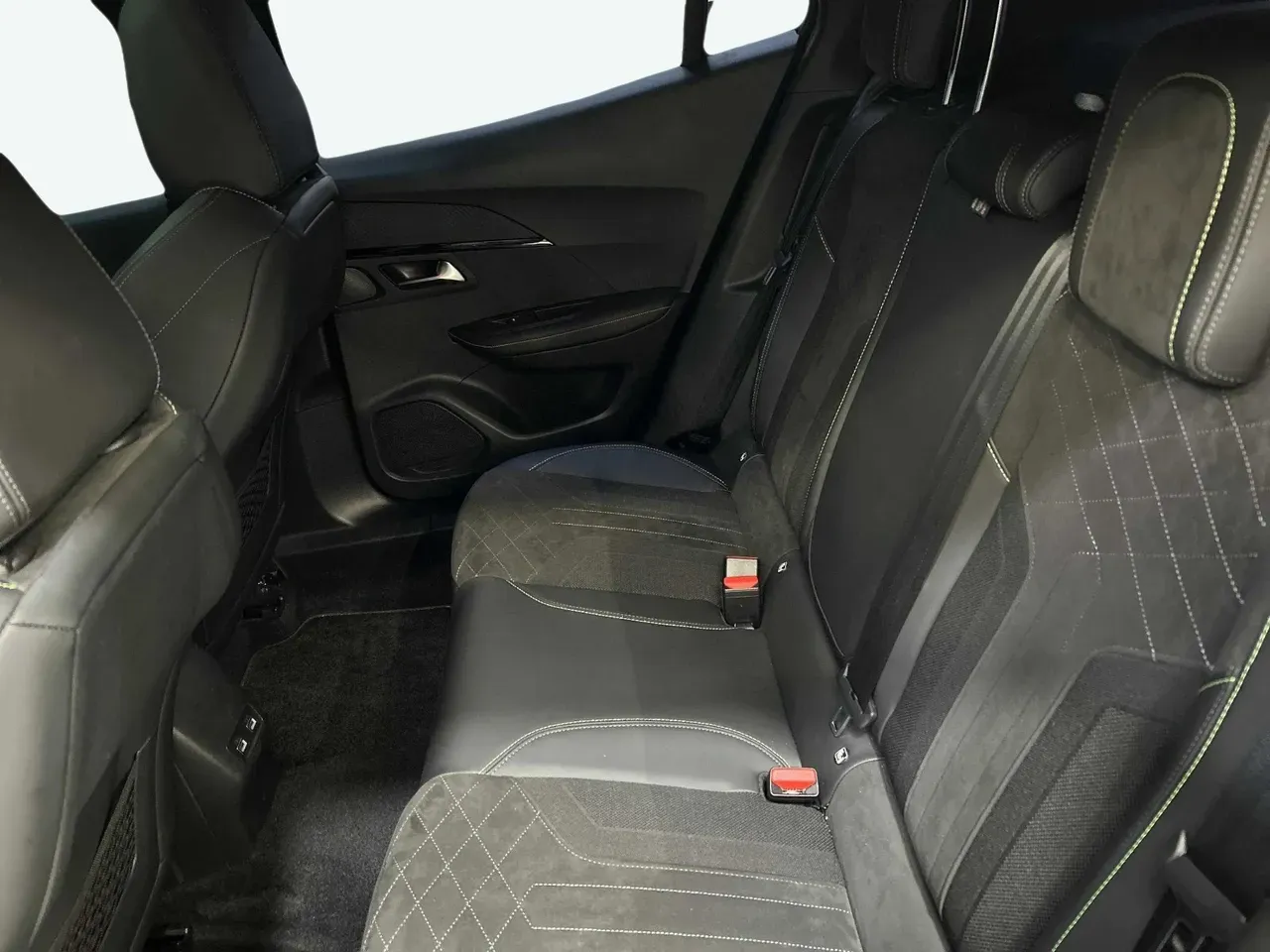 Peugeot E-208 - Imagem 12