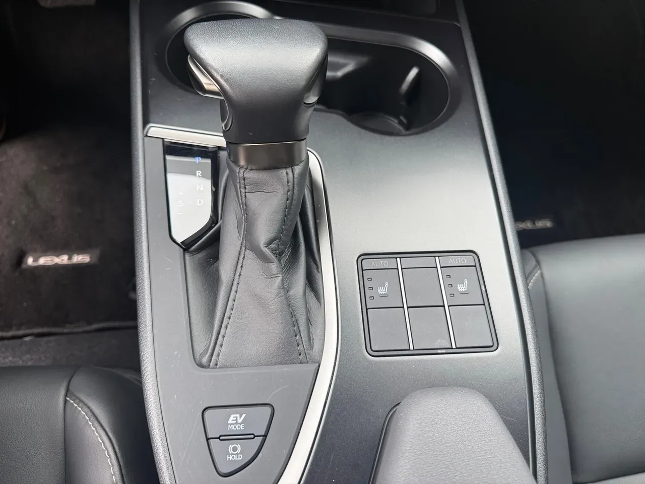 Lexus Ux 300e - Imagem 16