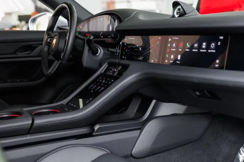 Porsche Taycan - Imagem 11