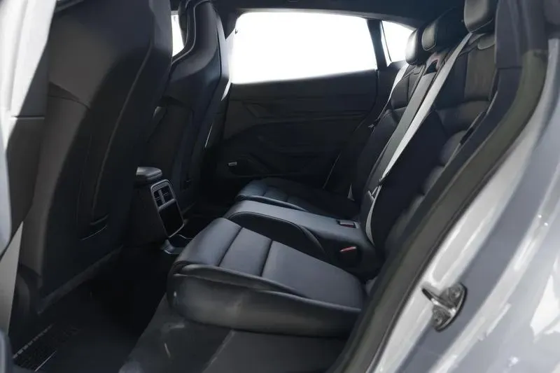 Porsche Taycan - Imagem 16