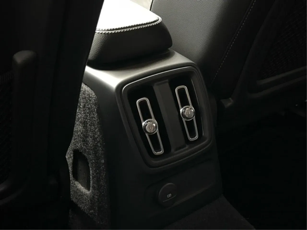 Volvo XC40 Recharge - Imagem 14