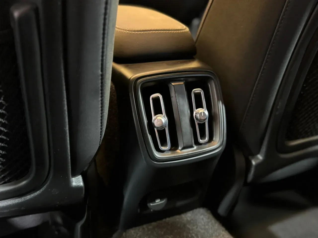 Volvo XC40 Recharge - Imagem 14