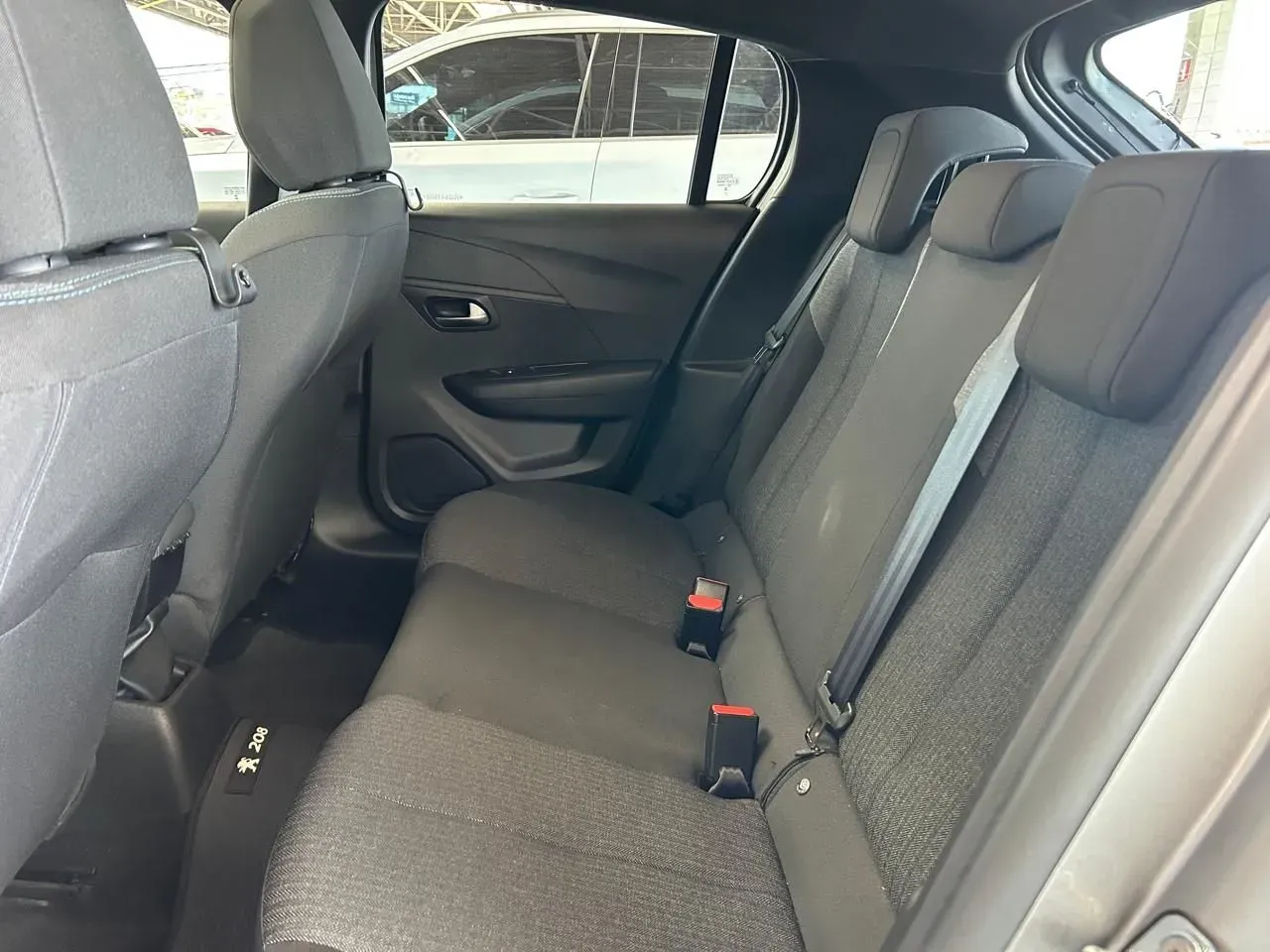 Peugeot E-208 - Imagem 9