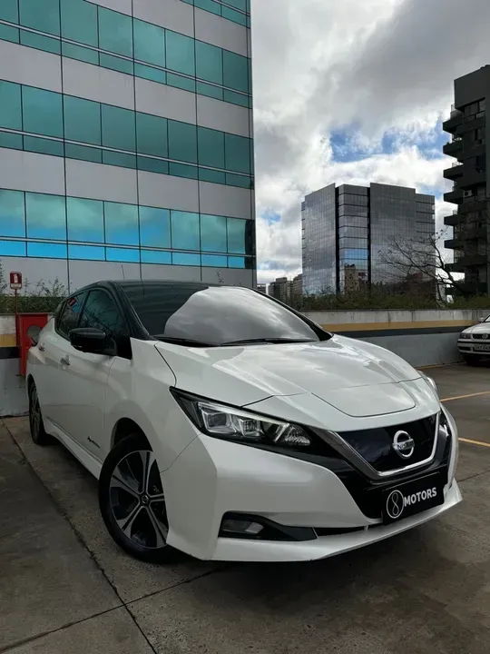 Foto de um nissan leaf
