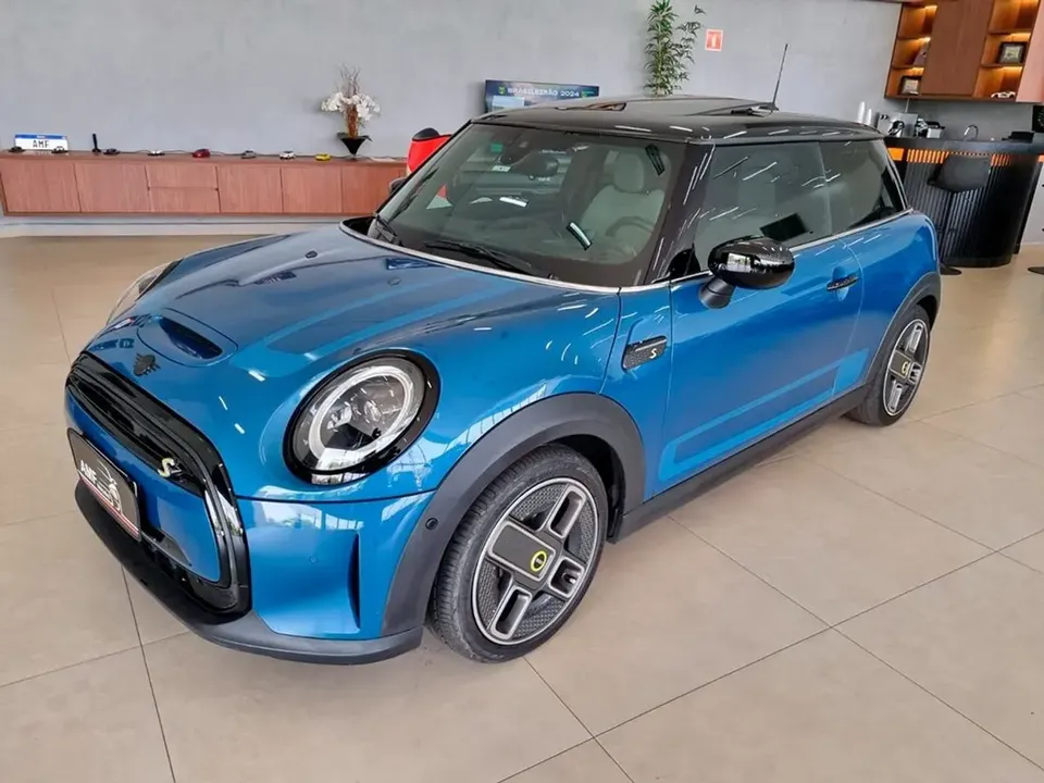 Foto de um mini cooper se