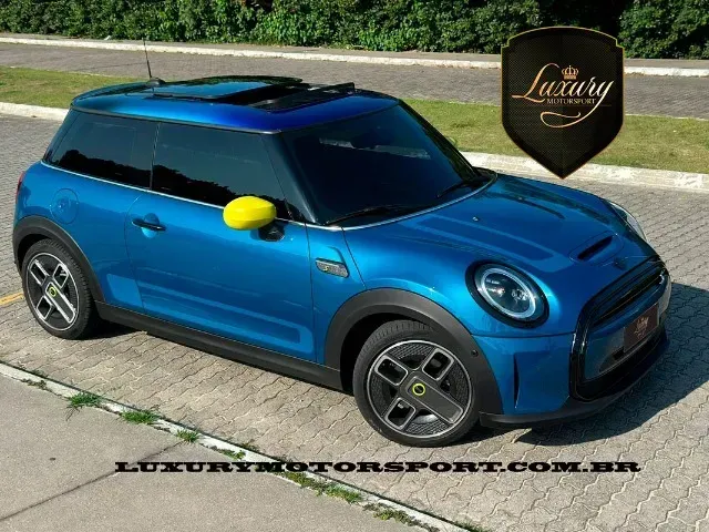 Foto de um mini cooper se