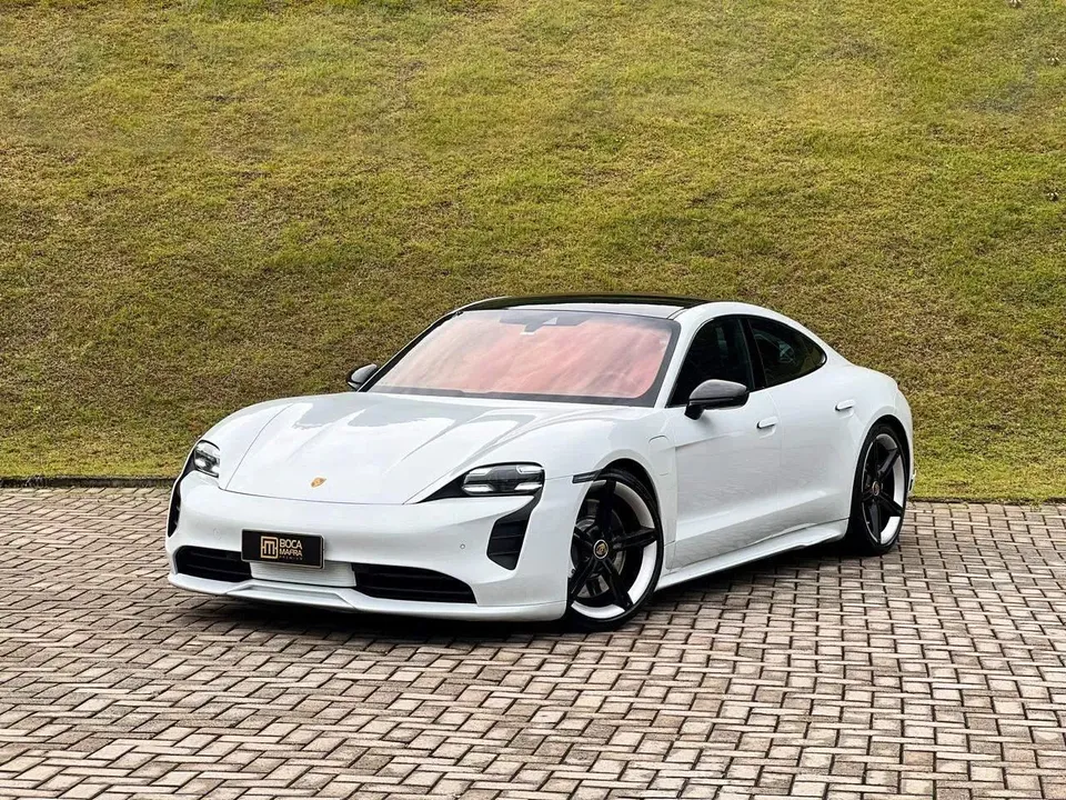 Foto de um porsche taycan
