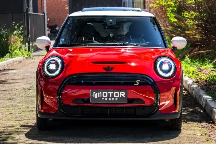 Foto de um mini cooper se