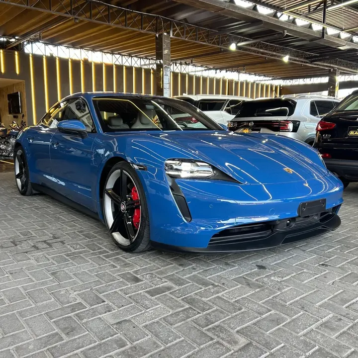 Foto de um porsche taycan