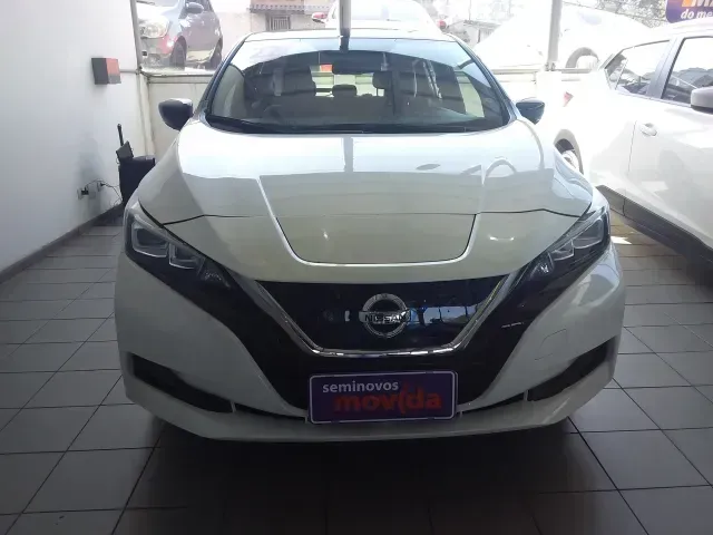 Foto de um nissan leaf