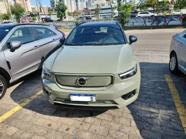 Foto de um volvo xc40 recharge