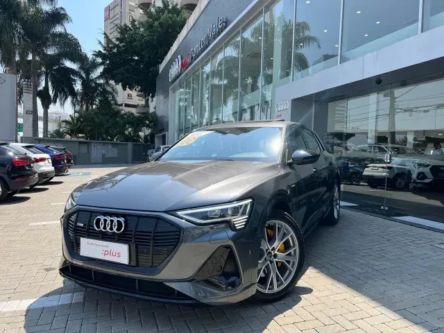 Foto de um audi q8 e-tron