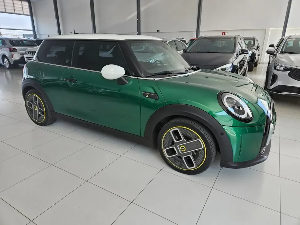 Foto de um mini cooper se