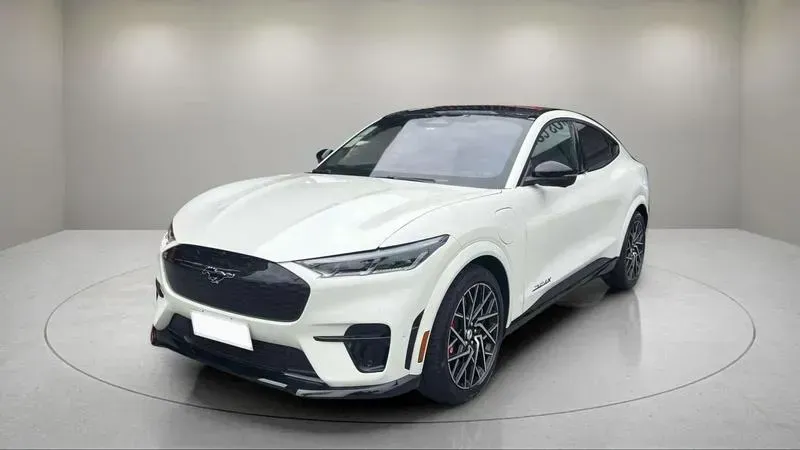 Foto de um ford mustang mach-e