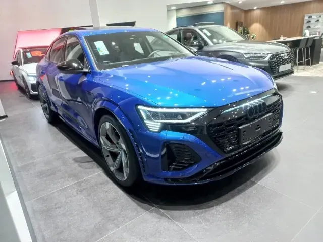 Foto de um audi q8 sportback e-tron