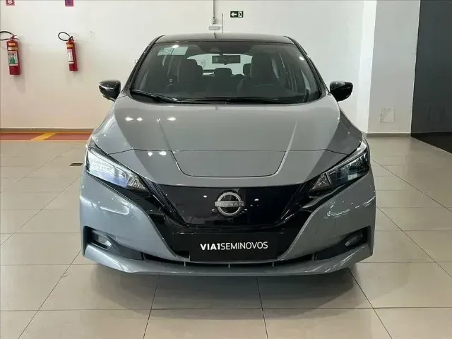 Foto de um nissan leaf