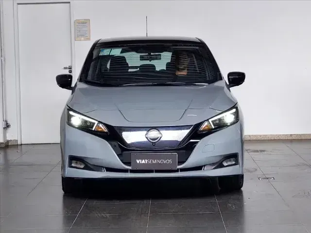 Foto de um nissan leaf