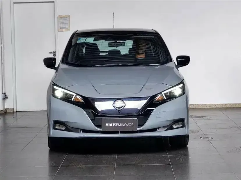 Foto de um nissan leaf