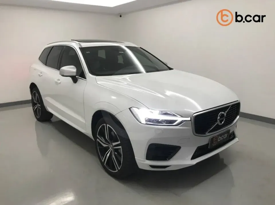 Foto de um volvo xc60 recharge plug-in hybrid