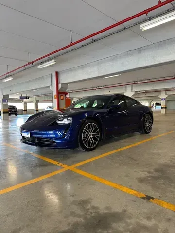Foto de um porsche taycan