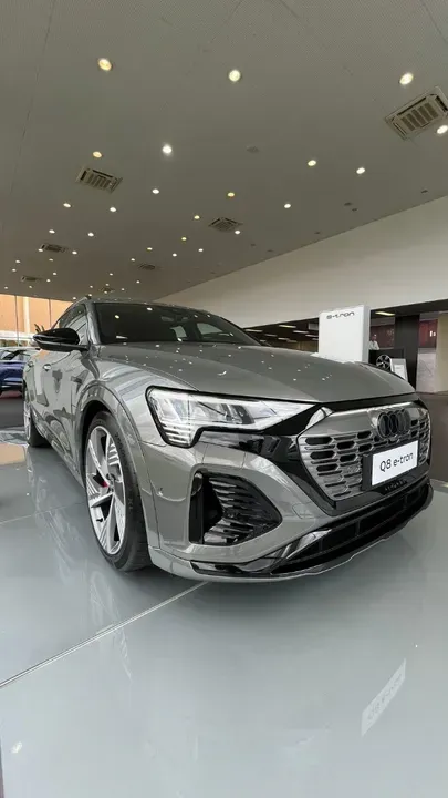 Foto de um audi q8 e-tron