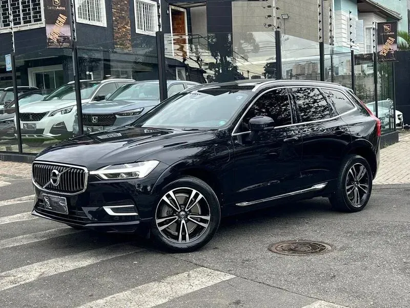 Foto de um volvo xc60 recharge plug-in hybrid