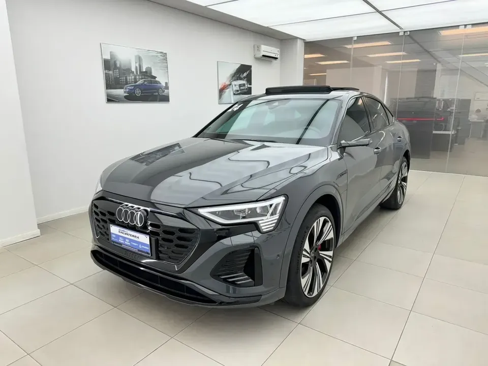 Foto de um audi q8 e-tron