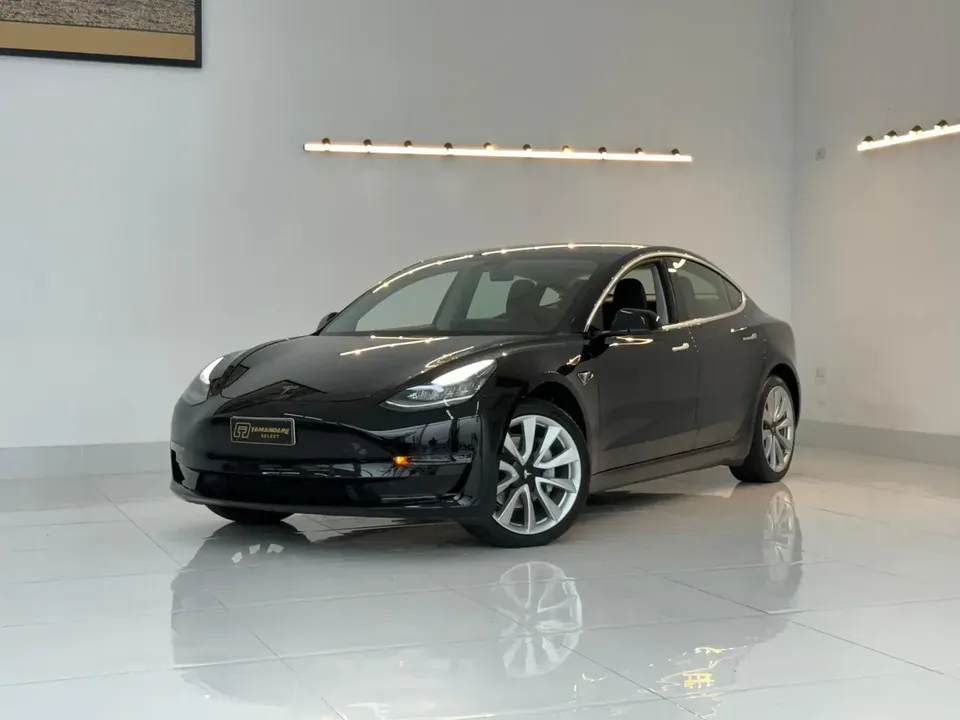Foto de um tesla model 3