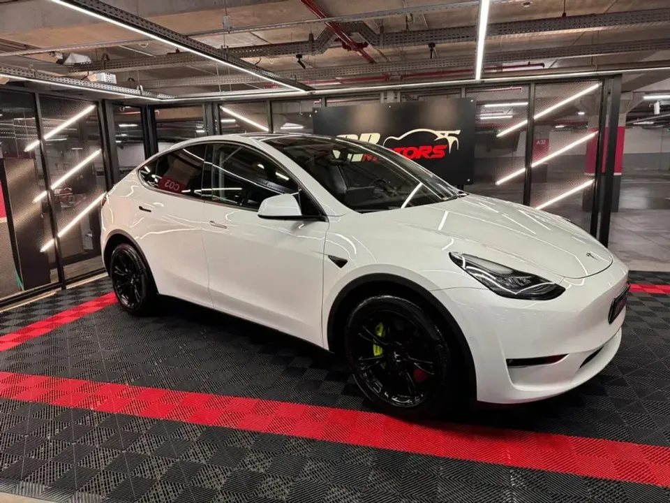 Foto de um tesla model y