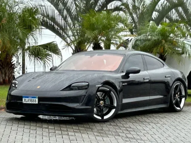 Foto de um porsche taycan