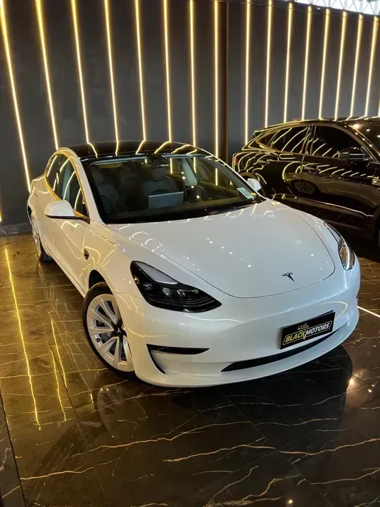 Foto de um tesla model 3