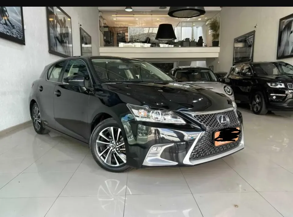 Foto de um lexus ux 300e