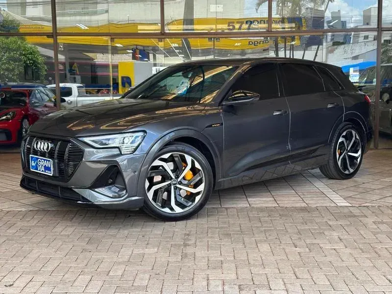 Foto de um audi q8 e-tron
