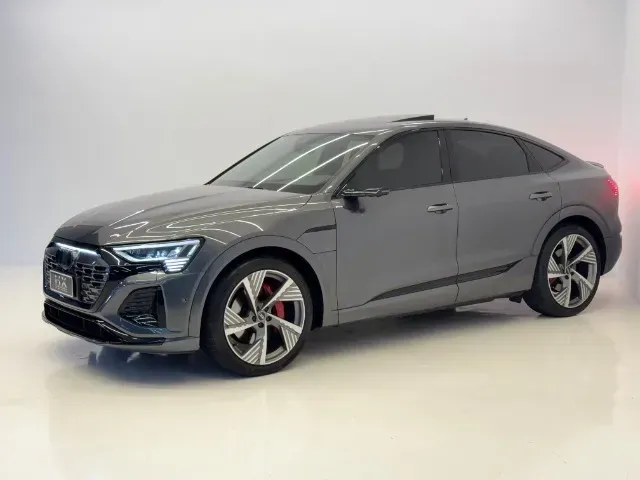 Foto de um audi q8 e-tron