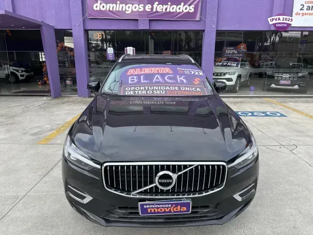 Foto de um volvo xc60 recharge plug-in hybrid