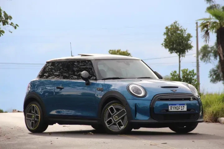 Foto de um mini cooper se