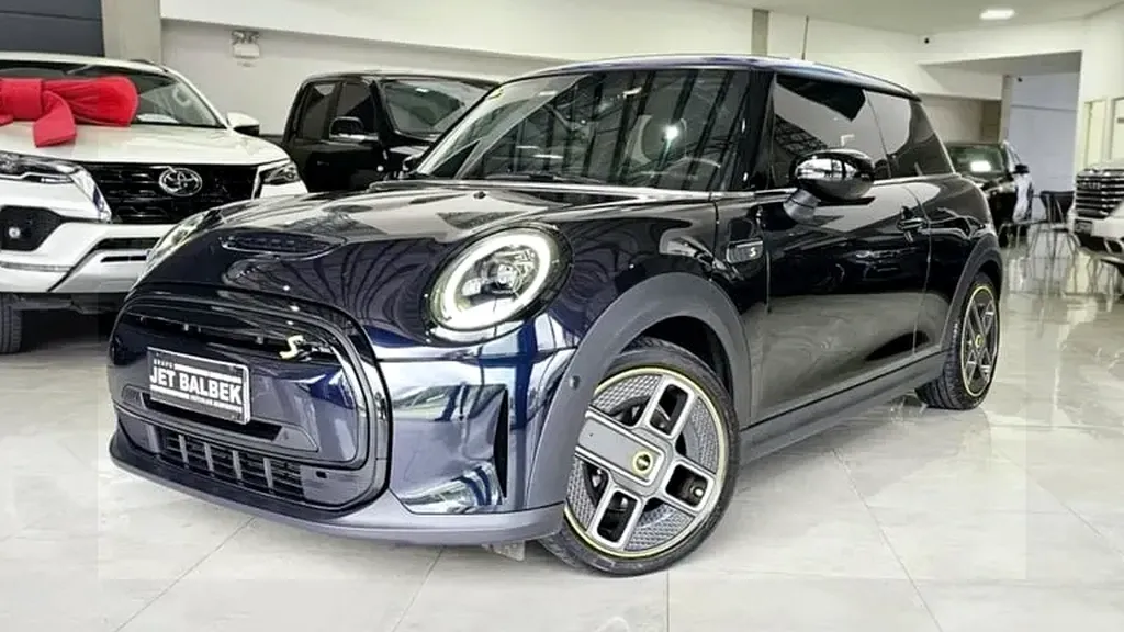 Foto de um mini cooper se