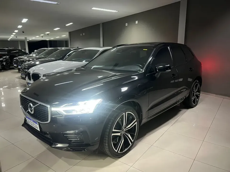 Foto de um volvo xc60 recharge plug-in hybrid