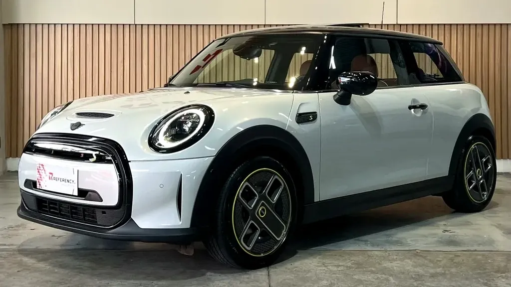 Foto de um mini cooper se