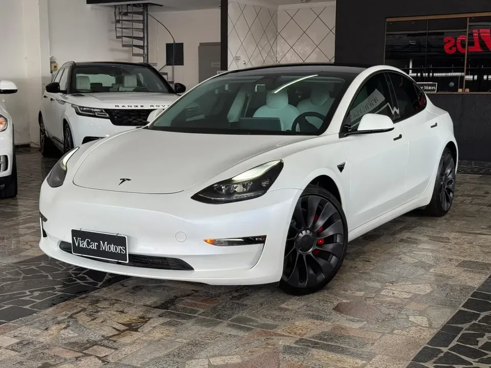 Foto de um tesla model 3