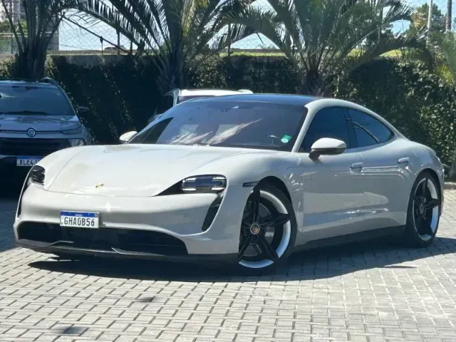 Foto de um porsche taycan