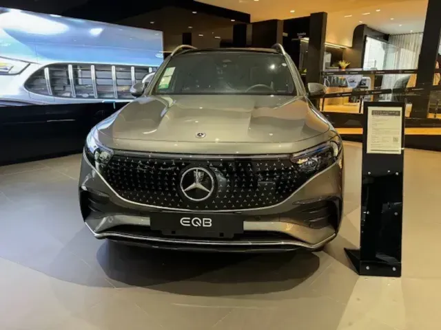 Foto de um mercedes eqb 250